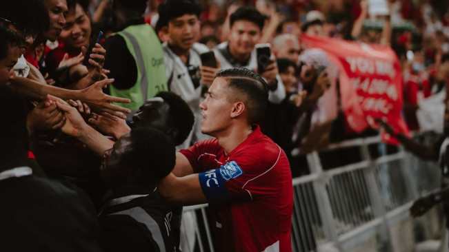 Jay Idzes menyapa fnas Timnas usai laga lawan Irak di kualifikasi Piala Dunia. (ig @jayidzes)